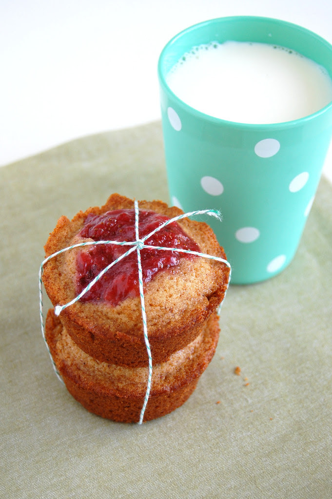Baby spice and strawberry butter cakes / Bolinhos de especiarias com geléia de morango caseira