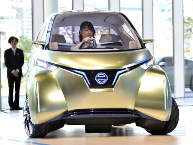 Nissan Pivo 3 vai de encontro ao condutor, caso seja acionado via smartphone (Foto: AFP)