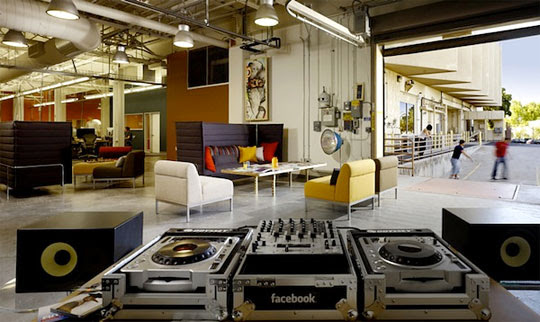 Djブースもある充実のオフィス環境 Facebook Twitter Google Soft Tempo Records Magazine