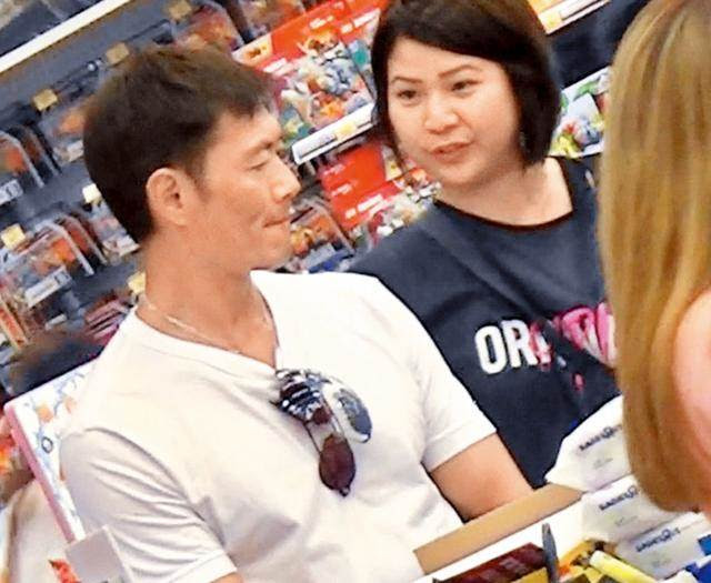 57歲黃德斌與老婆帶「娃」出行，結婚多年不生子，對待朋友家孩子視如己出