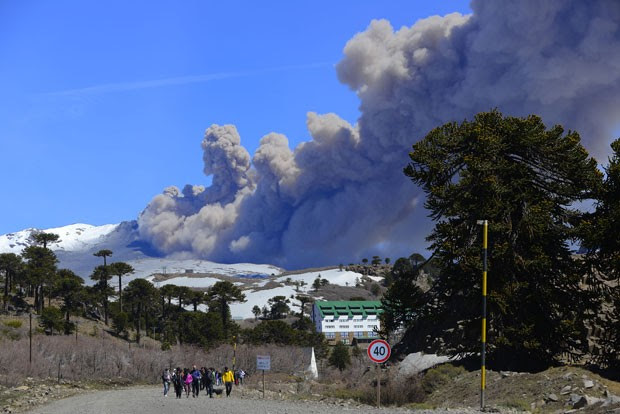 Vulcão Copahue expeliu muita fumaça neste domingo (12) (Foto: AFP)