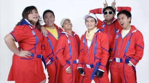 Foto: Bikin Ngakak, Gaya Project Pop Tiru Cagub dan Cawagub DKI HorasSumutNews.com - Berita Terkini Terbaru Hari Ini - Kreatifitas Project Pop tidak berhenti membuat lagu humor saja. Aksi kocak Udjo, Tika, Gugum, Oon, Ody, dan Yosie juga diperlihatkan dalam pose wefie yang mereka unggah di Instagram resmi grup vokal tersebut, yaitu @project.pop, pada Minggu (25/9/2016). Berita Hiburan Indonesia Terkini, 