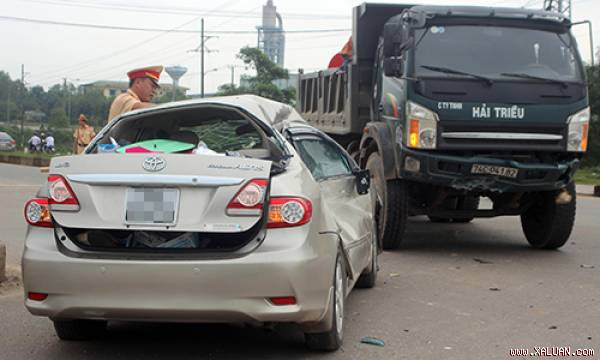 Xe ôtô chở vợ chồng Chủ nhiệm uỷ ban kiểm tra tỉnh uỷ Quảng Trị gặp nạn khi qua giao lộ không có đèn đỏ do mất điện. Ảnh: Hoàng Táo.