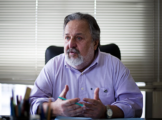 Luis Alvaro fala durante entrevista em escritório
