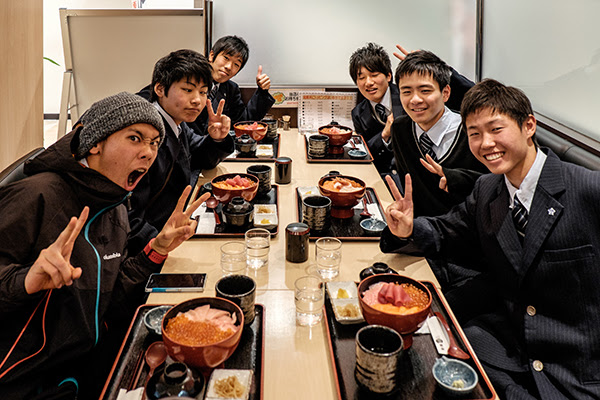 15年 徳島県立徳島科学技術高等学校の皆さん 丼 ぴしゃり