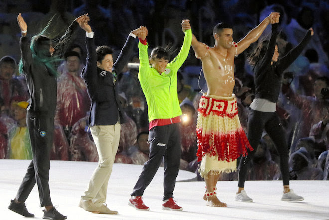 閉会式で、各国の選手たちとステージに上がったレスリング ...