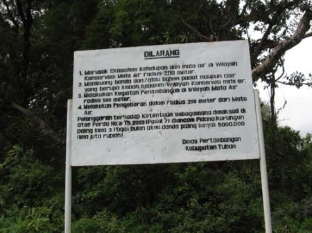 Peringatan ini hanya terpajang di dekat mulut gua ......