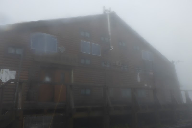 八合目避難小屋泊 雨と砲声の岩手山を登る