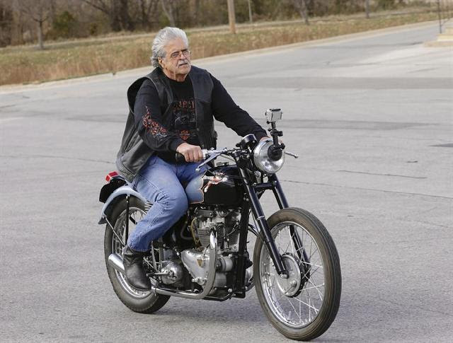 Donald DeVault tidak canggung lagi mengemudikan sepeda motor antiknya sekalipun sudah lama tidak mengemudikan karena hilang dicuri orang.