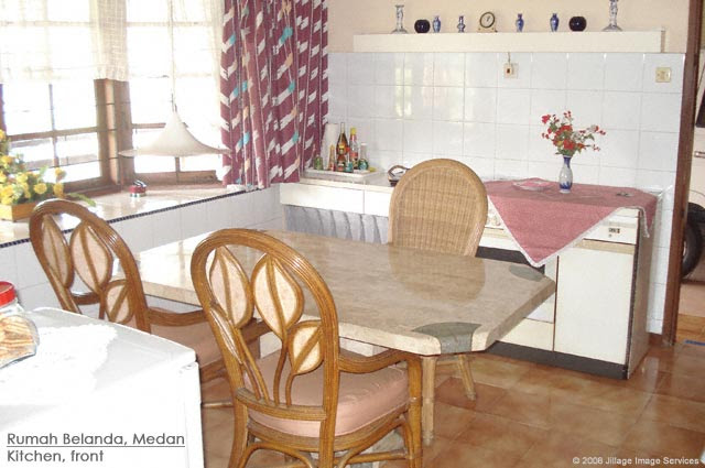 Guesthouse Medan Rumah Belanda family kitchen table