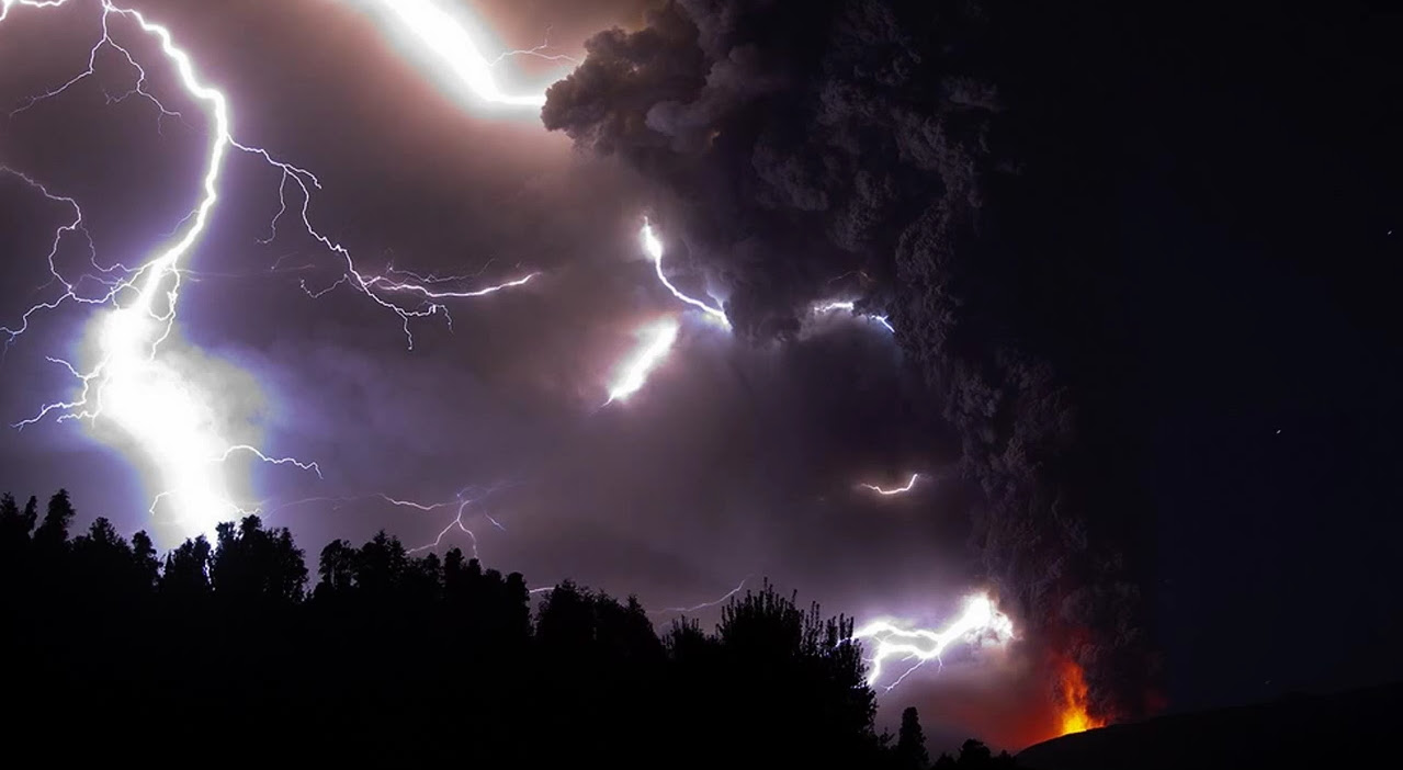 フリー写真素材 社会 環境 災害 火山 雷 落雷 稲妻 噴火 チリ プジェウエ火山 画像素材なら 無料 フリー写真素材のフリーフォト