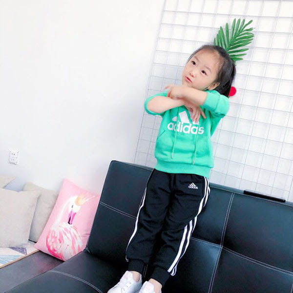 キッズ子供服アディダス 男女兼用 韓国風 運動 スウェットセットアップ 格安
