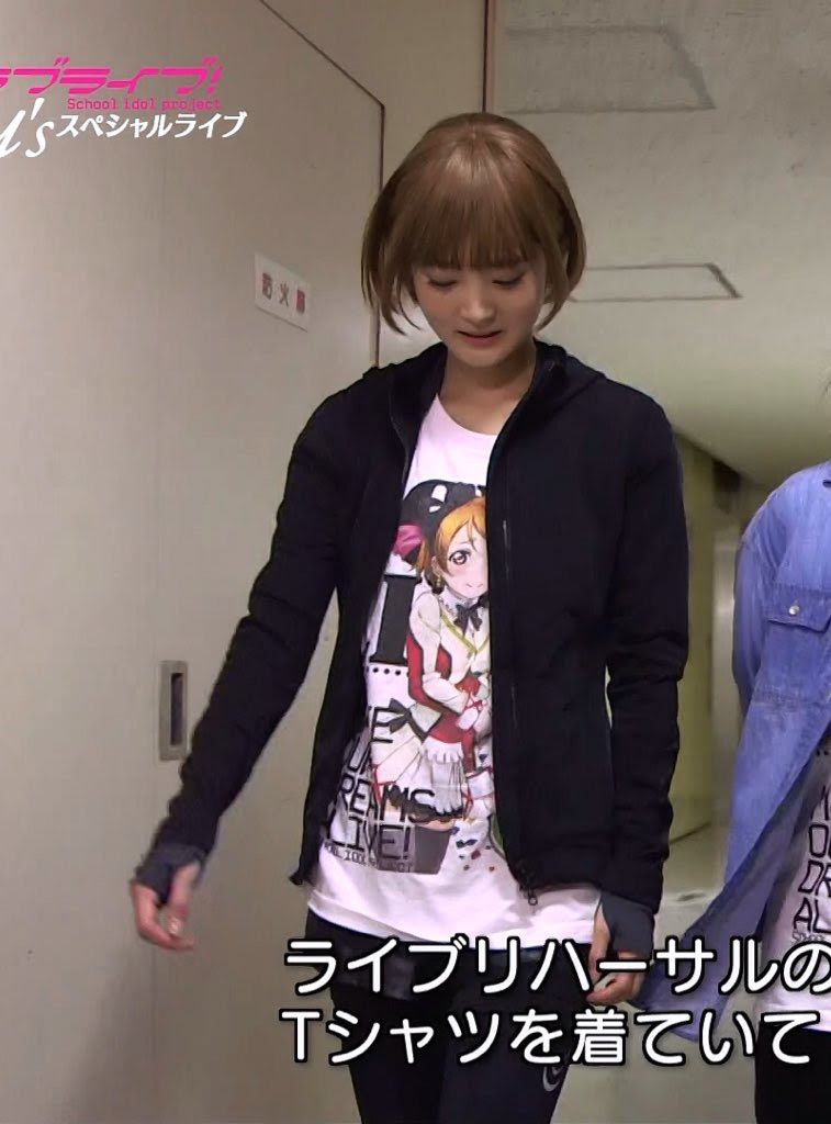 オタクが着るとみっともないアニメtシャツもシカコさんが着るとこの通りだよ 話題の画像がわかるサイト