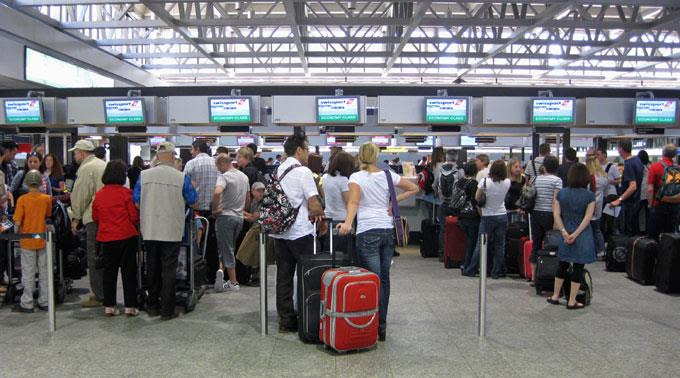news.ch - Reisender löst im Flughafen Zürich Grossalarm ...