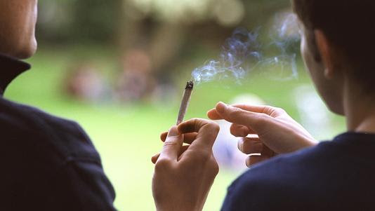 Une amende de 200 francs serait perçue pour toute personne prise en flagrant délit de consommation de cannabis. [Martin Ruetschi - Keystone]