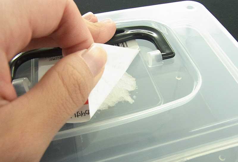 シールをきれいに剥がしたい ベタベタ跡の取り方をいろいろ試してみた プラスチック用 モノづくりを通じて幸せを共有するサナダ精工株式会社