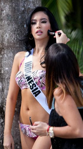 Foto Seksi Putri Indonesia Elvira Devinamira Seksi Kenakan Bikini Ceria di Miss Univers http://ift.tt/20kt43r - Berita Terkini Terbaru Hari Ini - Puteri Indonesia Elvira Devinamira tengah berjuang dalam ajang Miss Universe 2015. Ia terlihat begitu antusias dalam sesi foto mengenakan bikini.