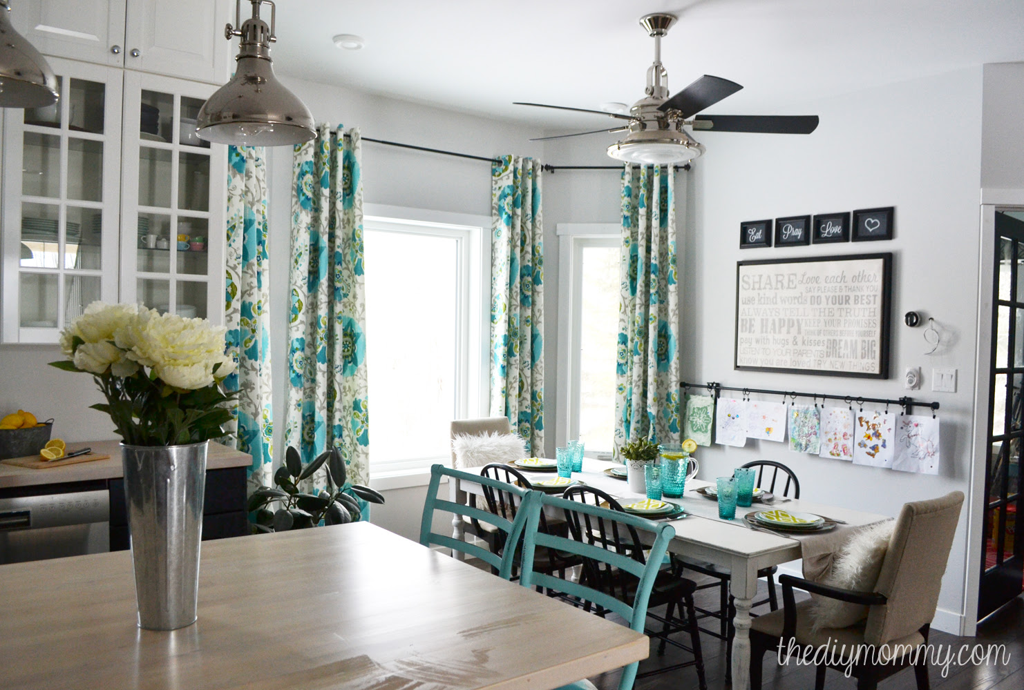 A black white and turquoise DIY kitchen design with Ikea A black white and turquoise DIY kitchen design with Ikea