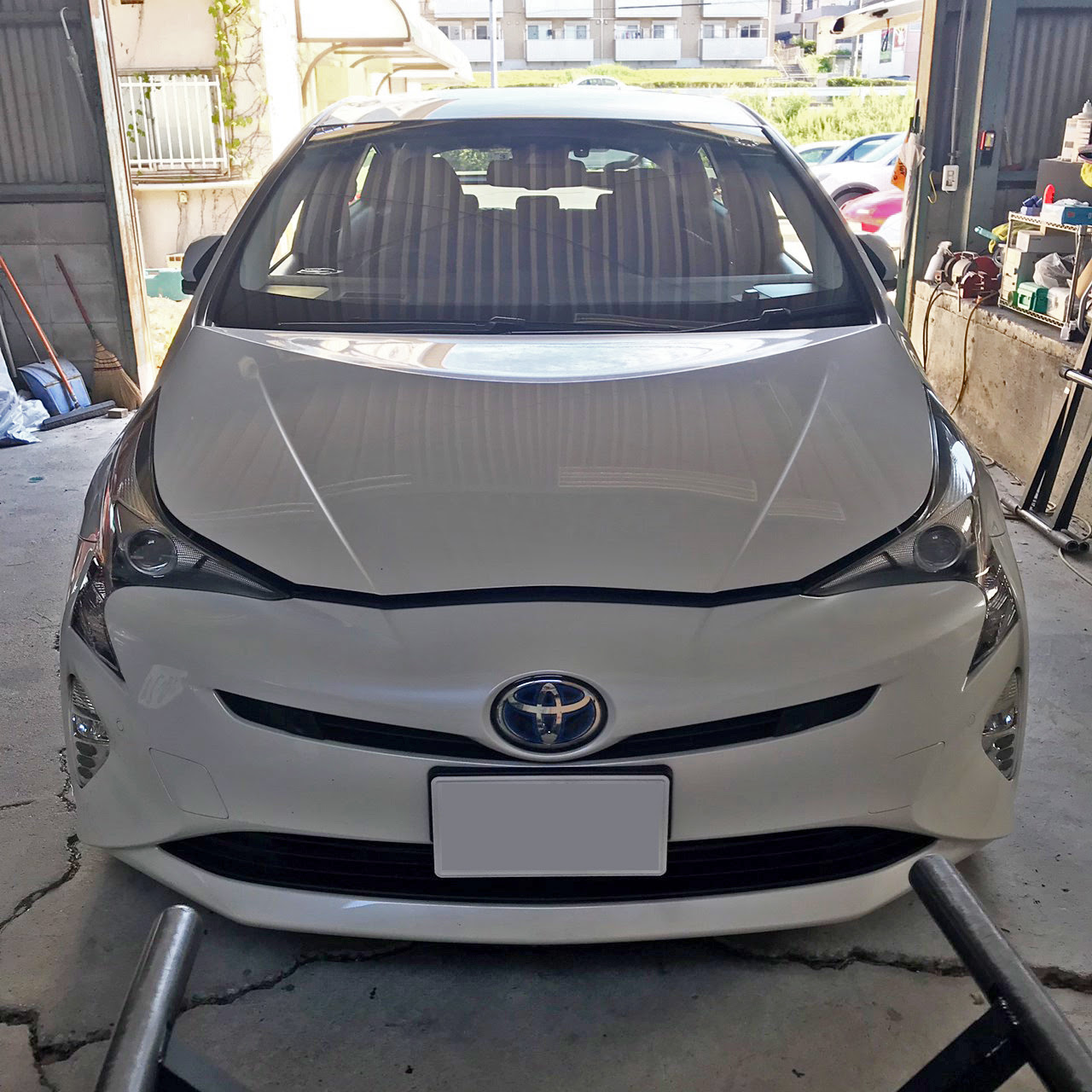 自動車ガラス交換 トヨタ プリウス フロントガラス交換 純正ガラス 施工で入庫 自動車ガラス名古屋 Com