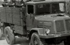 A foto de época do show mostra o Tatra 128 como um trator de canhão, incluindo a tripulação.