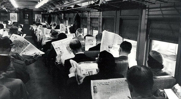 D Ou Vient Cette Photo De Voyageurs Plonges Dans Leur Journal Que Tout Le Monde Se Partage Slate Fr