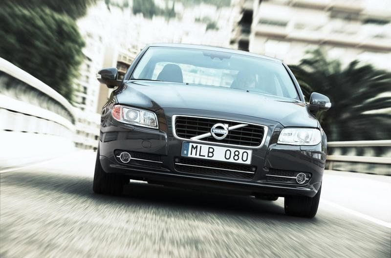 2010 Volvo S80 Front View