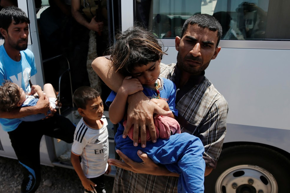 Refugiados retornam ao campo após serem tratados em hospitais perto de Mossul, no Iraque (Foto: Reuters/Alkis Konstantinidis)