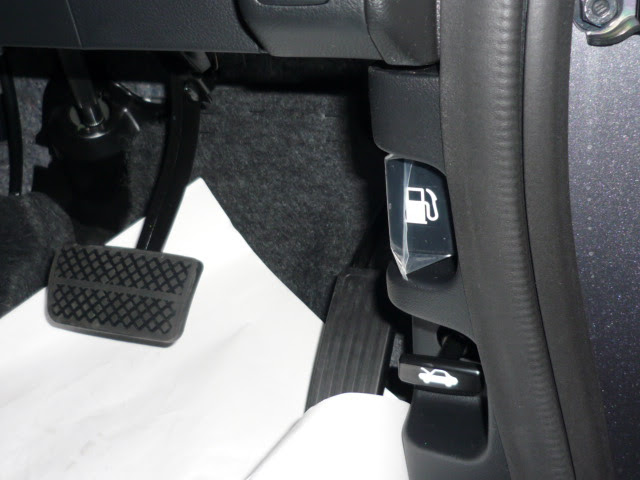 ホンダｎｂｏｘの給油口のフタを開けるレバーは運転席の右前にあります クルマを安全に楽しもう