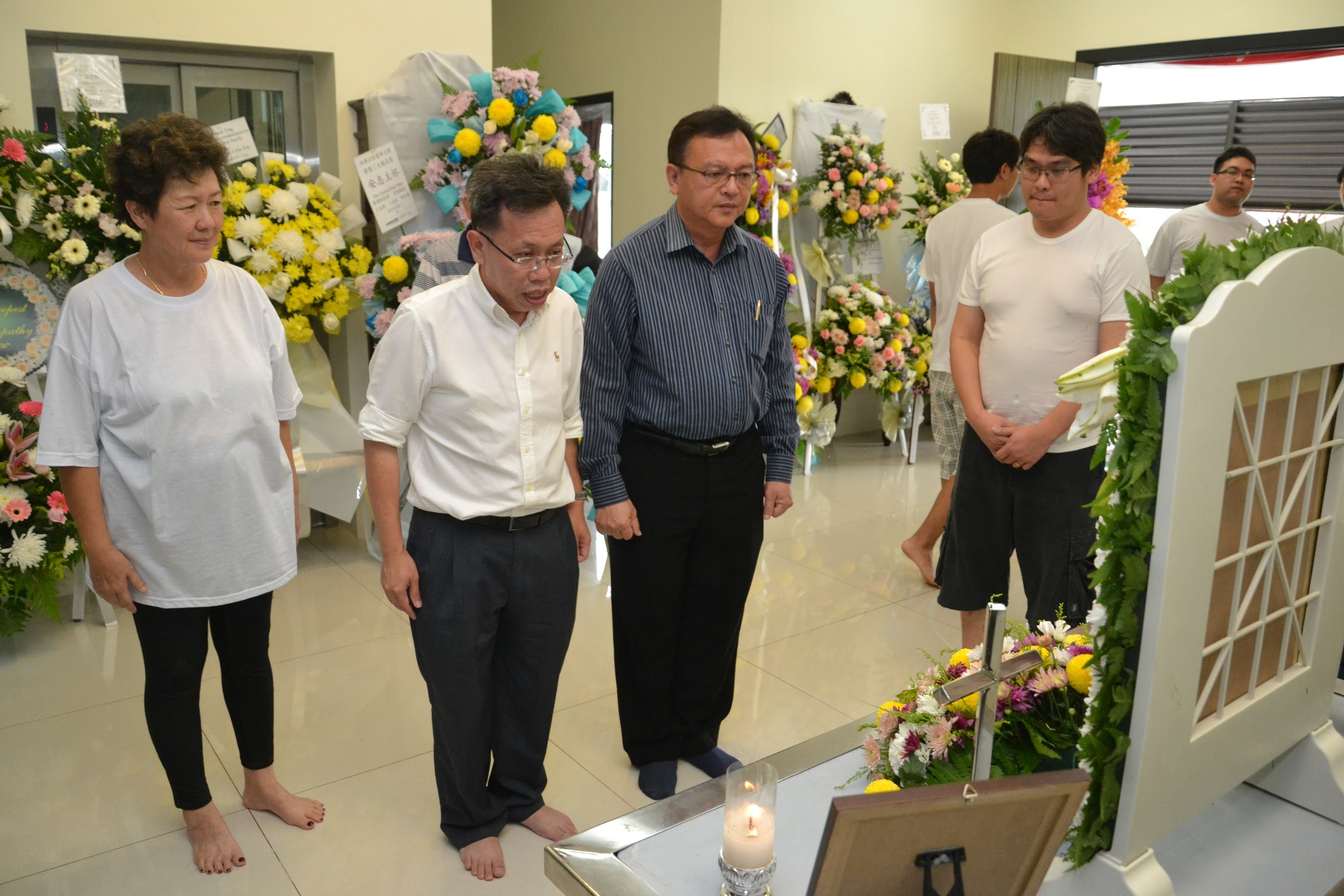 Dr. Sim and Lo Khere Chiang paying their respect at Ting's residence.