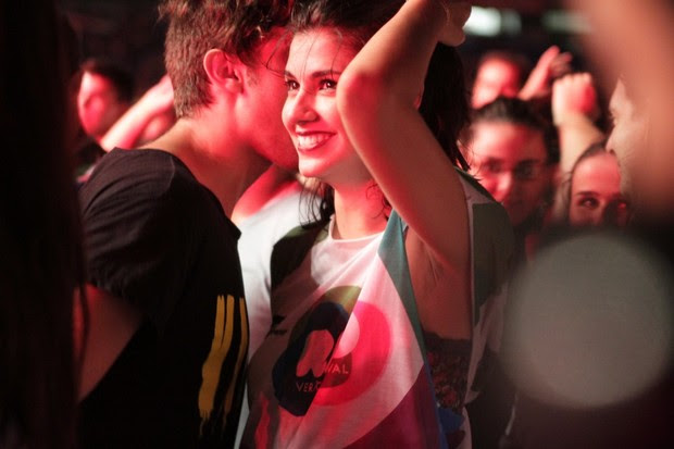 Chay Suede com morena (Foto: Marcello Sá Barretto/Photo Rio News)