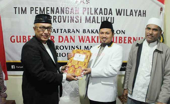 Ambon, Malukupost.com - Bupati Buru Selatan (Bursel) Tagop Sudarsono resmi mendaftar di Partai Keadilan Sejahtera (PKS) Maluku, setelah mengembalikan formulir pendaftaran sebagai Bakal Calon (Balon) Gubernur Maluku, yang diterima langsung ketua DPW PKS Maluku, Azis Sangkala, Sabtu (16/6). Berdasarkan pantauan malukupost.com, selain mendaftar, Tagop Sudarsono menyempatkan diri mengikuti Buka Puasa Bersama (Bukber) seluruh kader PKS Maluku. Kehadiran Tagop nyatanya menjadi perhatian publik, mengingat dirinya menjadi tamu spesial, dan merupakan satu-satunnya Balon Gubernur yang menghadiri acara tersebut.