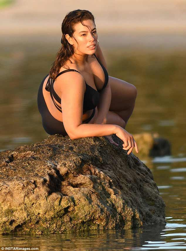 Mẫu béo gợi tình nhất nước Mỹ quằn quại tạo dáng ở biển - 6