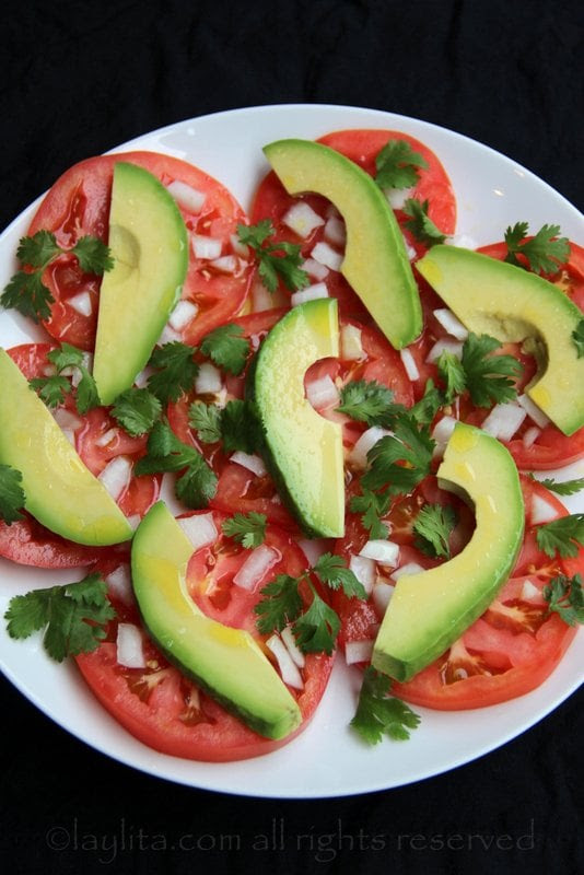 Ensalada sencilla de aguacate, tomate y cebolla