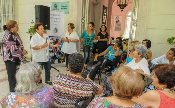 Homenaje de la FMC a las fundadoras con motivo del Aniversario de la organización, Teresa Amarelle Boué, secretaria general de la FMC, junto a la  General de Brigada Delsa Esther Puebla Viltre, en la sede de la FMC Nacional.