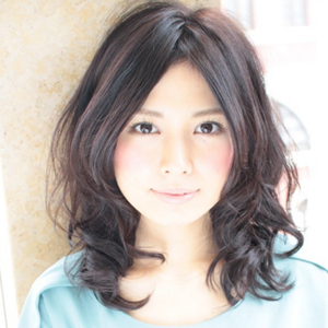 ゆるふわ 強め 黒髪パーマのヘアスタイル 髪型カタログ かわいいミディアム セミロング ショート ボブのヘアアレンジ特集 Bijoh ビジョー