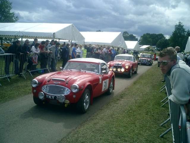 Mark Finburgh seemed to be there alone with his GT40 and Porsche 917, 