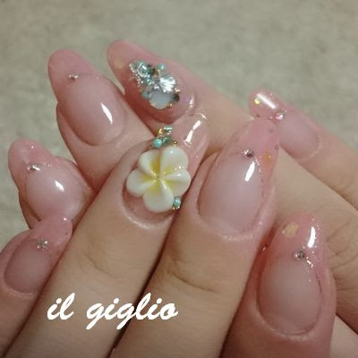 ニュアンス夏ネイル プルメリアを添えて 大人可愛いネイルのお店 イルジリオ 神戸 明石