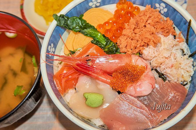 本場の海鮮丼が500円で食べられる 函館 駅二市場 朝市食堂二番館 北海道 トラベルjp 旅行ガイド