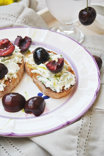 Bruschette with Stracchino Cheese and Cherries