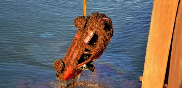 Carro coberto por moluscos e algas é retirado do rio Tietê, em Araçatuba (527 km de SP)