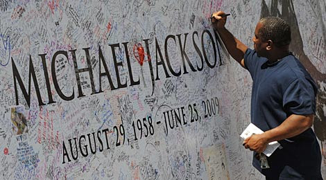 Un hombre deja su mensaje de despedida a Jacko. | AFP