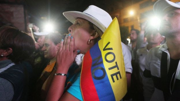 Una mujer sostiene una bandera con el NO al acuerdo de paz en Colombia
