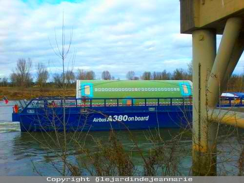 Dimanche 15 Février 2015 ... Airbus A380:je pense qu'il y a eu un départ car j'ai eu la chance de voir la péniche arrivé a Langon,je vous met le site des heures de départ de Langon,