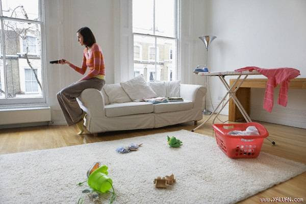 Mọi khoản sinh hoạt trong nhà đến tiền chăm hai đứa con đều trông chờ vào đồng lương 5 triệu của tôi. (Ảnh minh họa)