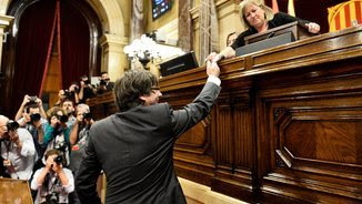 Carles Puigdemont dipositant el seu vot al Parlament