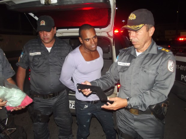 Tenente-coronel Rui França segura a arma apreendida com o acusado (Foto: Rildo Herrera / Inter TV)