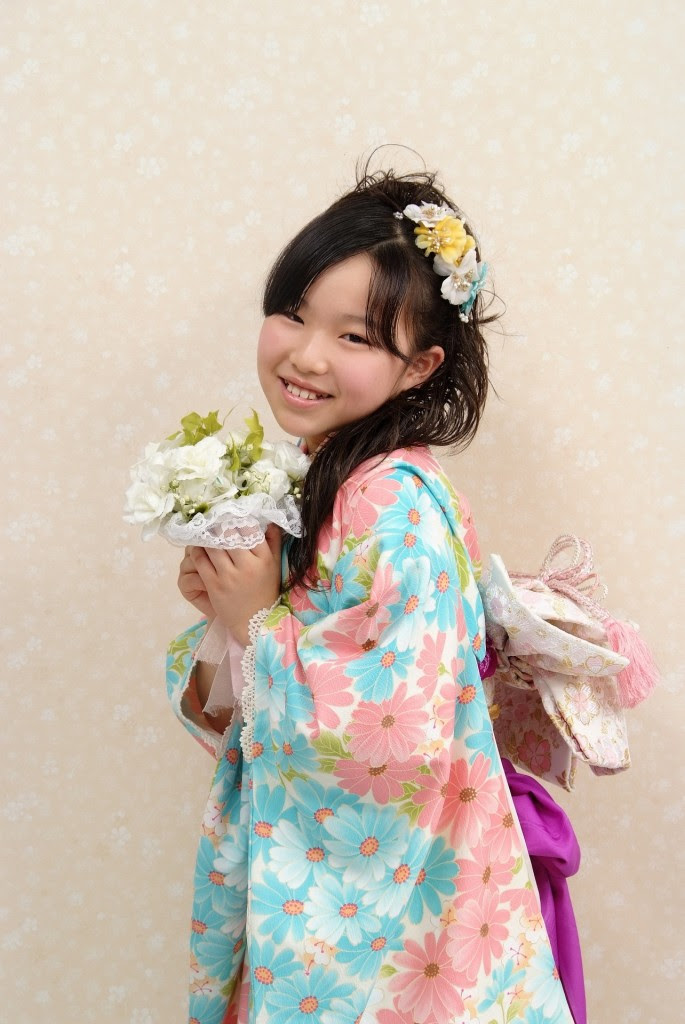 袴に似合う髪型は 小学生最後の舞台を飾るにふさわしいヘアアレンジ