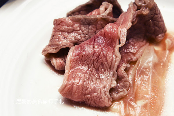 ▲台北籐集火鍋大份量頂級肉品新鮮海鮮。(圖/尼豪提供)