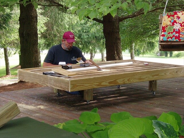 Put a border around the pallet platform for enhancing the stability ...