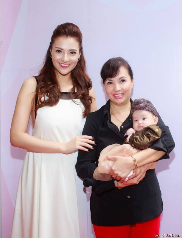 Cuối tuần qua 7/1 Hồng Quế gây chú ý khi lần đầu đưa con gái xuất hiện trong một sự kiện tại Hà Nội.